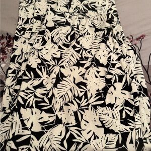 J. Jill Black and White Leaf Print Cropped Pants